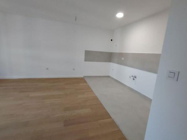 Slika 1 - Prodaja stana, 92m2, Grbavica Novi Sad, sa terasom, ima lift