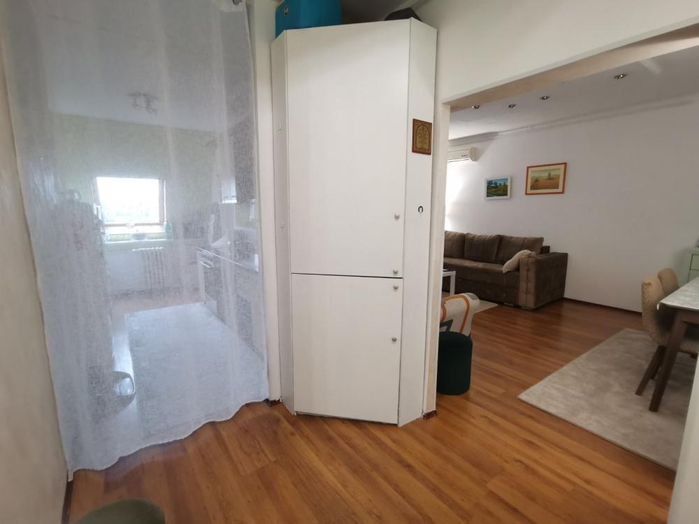 Slika 9 - Prostran stan sa puno svetlosti