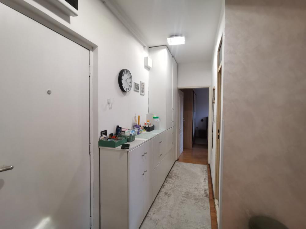 Slika 5 - Prostran stan sa puno svetlosti