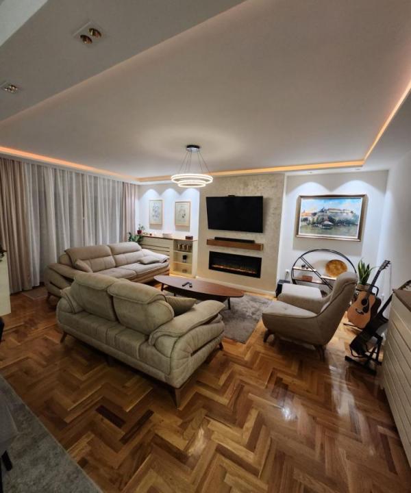 Glavna slika -Stan na dva nivoa u urbanoj vili na Telepu