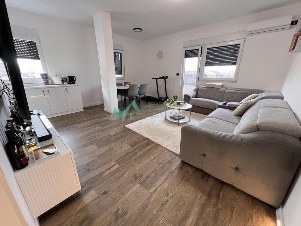 Slika 3 - Novi Sad, Veternička rampa - Namešten, komforan četvorosoban stan sa velikom krovnom terasom+ garaža + parking 