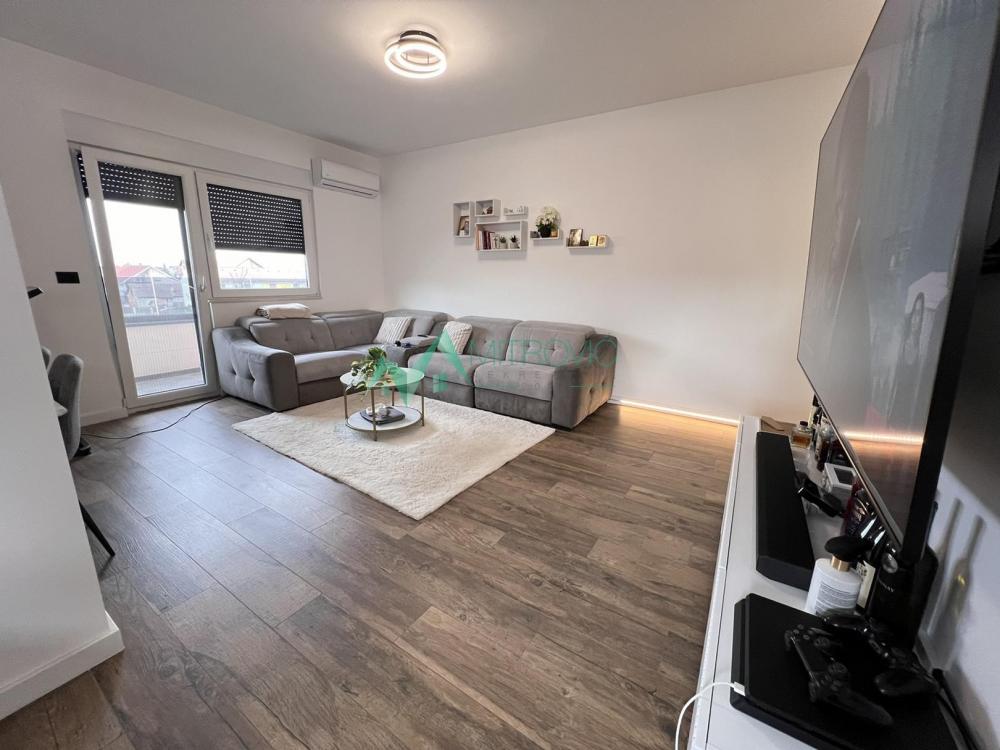 Slika 1 - Novi Sad, Veternička rampa - Namešten, komforan četvorosoban stan sa velikom krovnom terasom+ garaža + parking 