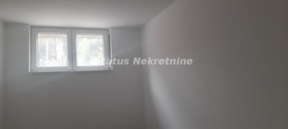 Slika 2 - Petrovaradin-Useljiv Jednoiposoban stan 50 m2 u Suterenu na Top Lokaciji--065/385 8880