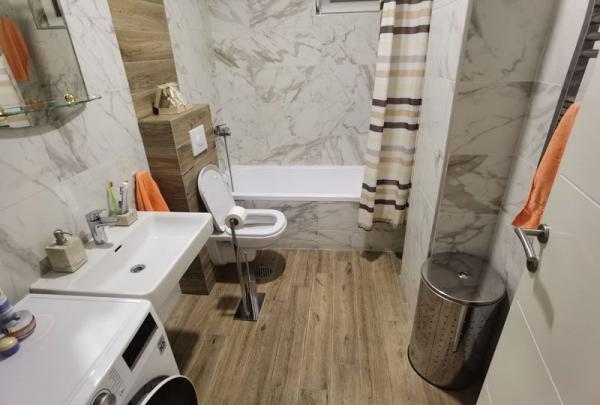 Slika 9 - LUX CETVOROSOBAN U PRELEPOM KOMPLEKSU!