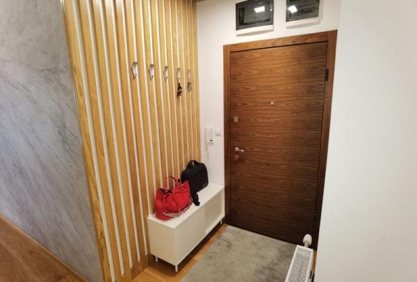 Slika 8 - LUX CETVOROSOBAN U PRELEPOM KOMPLEKSU!