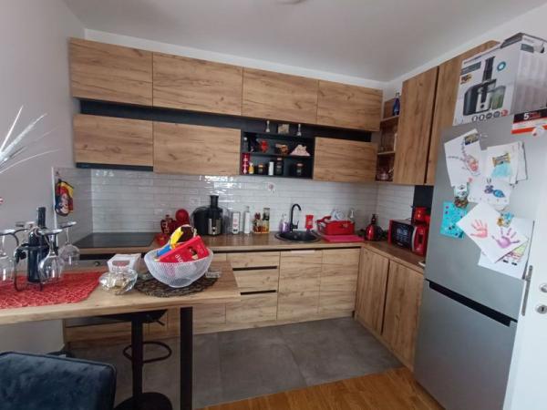 Slika 0 - Dvoiposoban odličan stan!