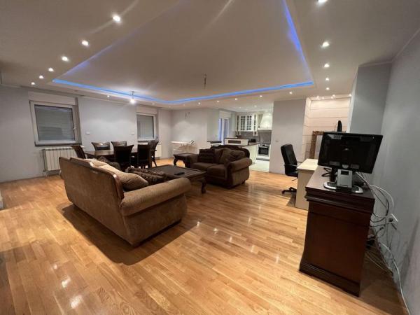 Slika 2 - Jedinstven četvorosoban stan sa garažom kod Banovine! š. 505774