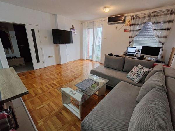 Slika 2 - Dvosoban, 49m2, Novo naselje Novi Sad, ima lift