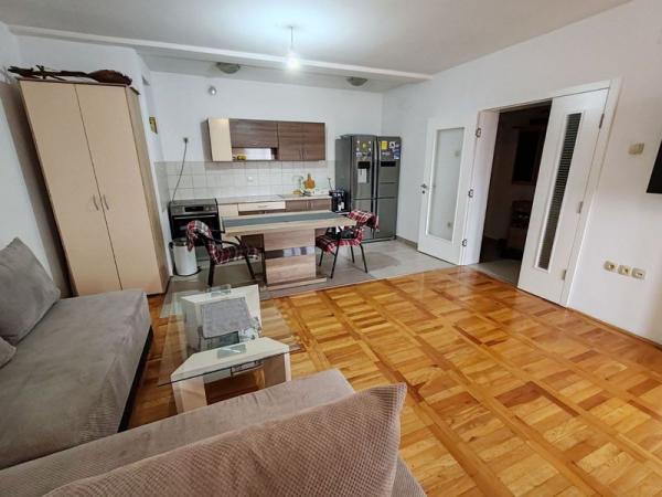 Slika 3 - Dvosoban, 49m2, Novo naselje Novi Sad, ima lift