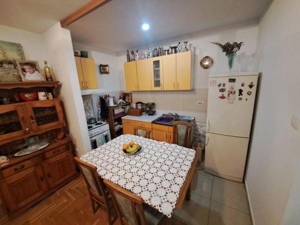 Slika 2 - Dvoiposoban porodičan stan!