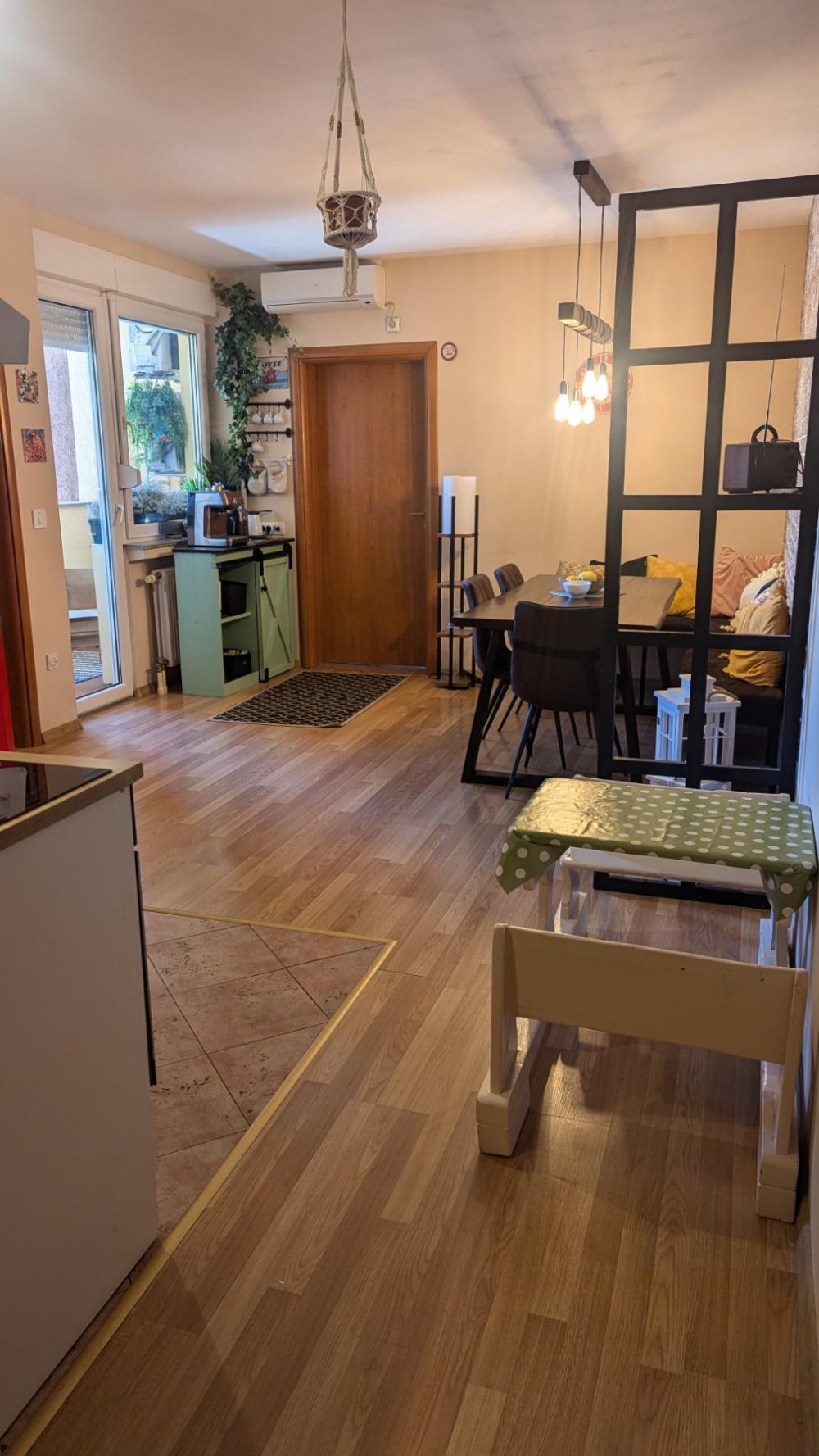 Slika 3 - Jednoiposoban, 38m2, Augusta Cesarca Novi Sad, sa terasom