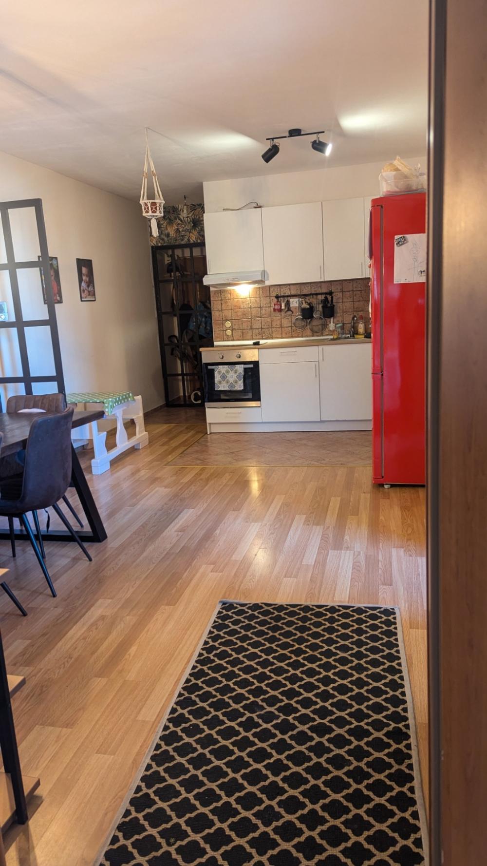 Slika 2 - Jednoiposoban, 38m2, Augusta Cesarca Novi Sad, sa terasom