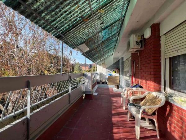 Slika 6 - Komforan trosoban stan u zgradi okruženoj zelenilom i parking mestima!