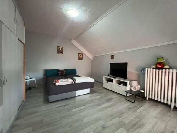 Slika 7 - Komforan trosoban stan u zgradi okruženoj zelenilom i parking mestima!