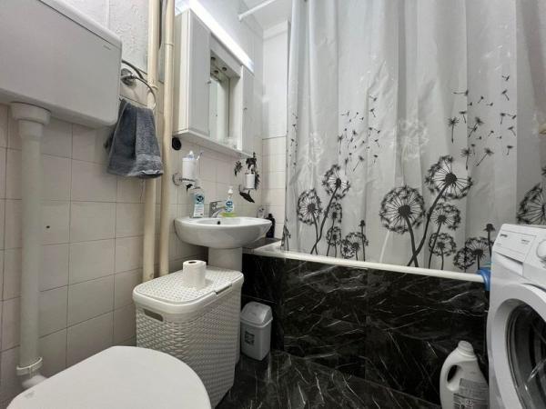 Slika 8 - Komforan trosoban stan u zgradi okruženoj zelenilom i parking mestima!