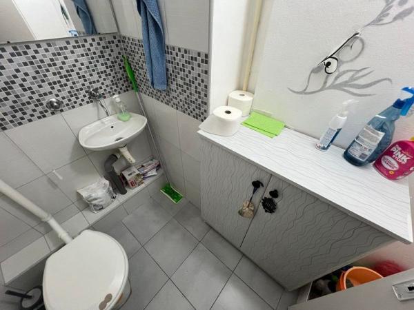 Slika 9 - Komforan trosoban stan u zgradi okruženoj zelenilom i parking mestima!