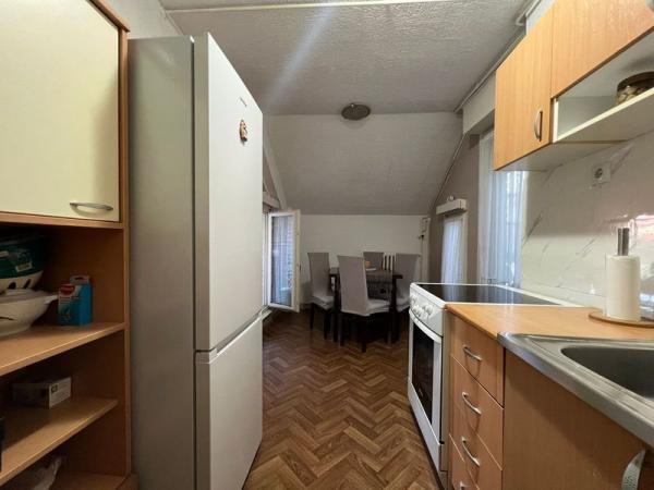 Slika 4 - Komforan trosoban stan u zgradi okruženoj zelenilom i parking mestima!