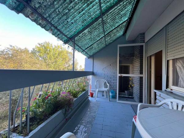 Slika 3 - Komforan trosoban stan u zgradi okruženoj zelenilom i parking mestima!