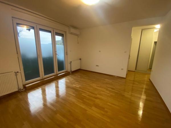 Glavna slika -Jednoiposoban, 34m2, Bulevar patrijarha Pavla (Somborski bulevar) Novi Sad, sa terasom, ima lift