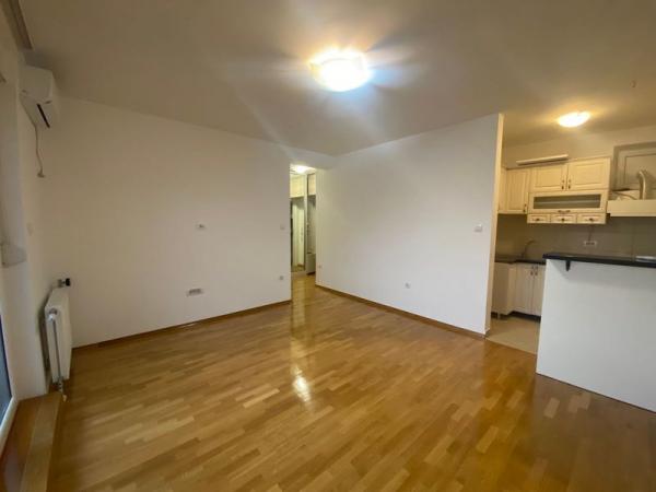 Slika 1 - Jednoiposoban, 34m2, Bulevar patrijarha Pavla (Somborski bulevar) Novi Sad, sa terasom, ima lift
