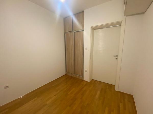 Slika 4 - Jednoiposoban, 34m2, Bulevar patrijarha Pavla (Somborski bulevar) Novi Sad, sa terasom, ima lift