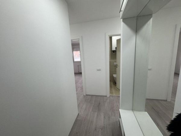 Slika 2 - Dvoiposoban stan na top lokaciji. Novogradnja.