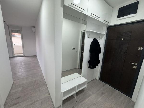 Slika 5 - Dvoiposoban stan na top lokaciji. Novogradnja.