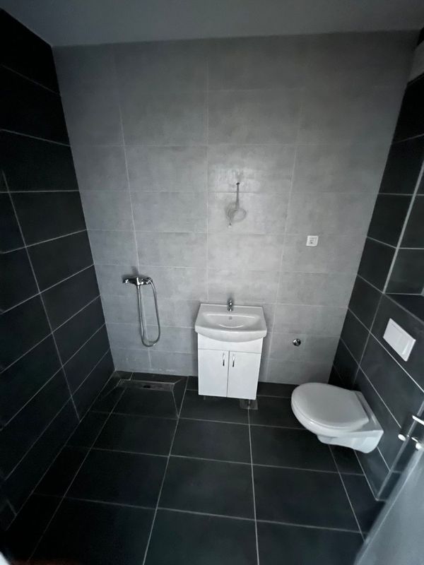 Slika 1 - Useljiv četvorosoban stan!