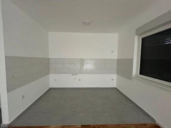 Slika 3 - Useljiv četvorosoban stan!