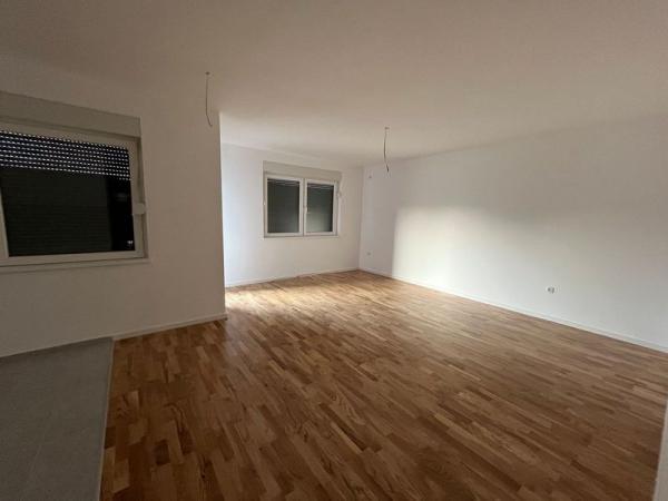 Slika 7 - Useljiv četvorosoban stan!