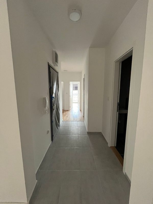 Slika 8 - Useljiv četvorosoban stan!