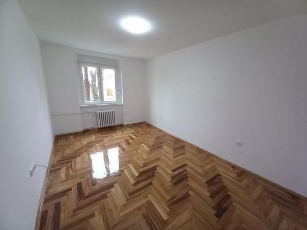 Slika 1 - Trosoban, Železnički park Novi Sad