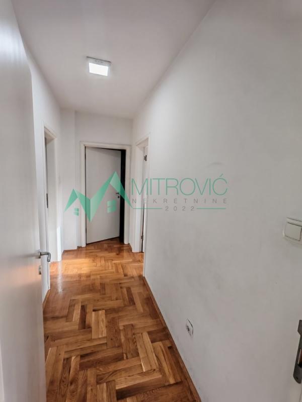 Slika 7 - Prodaje se noviji dvoiposoban stan na Novoj detelinari. 67m2. Parking mesto 