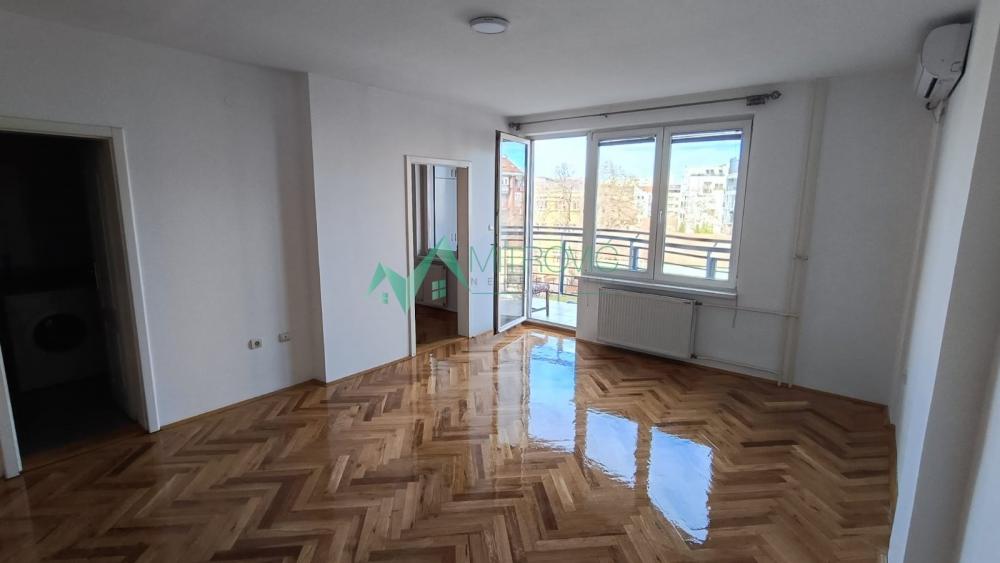 Slika 3 - Jednoiposoban, 43m2, Socijalno Novi Sad, sa terasom, ima lift