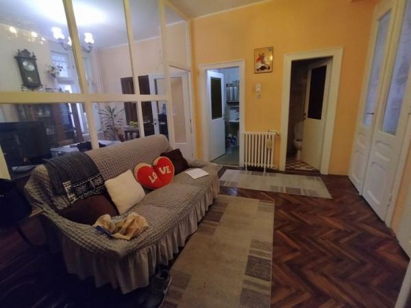 Glavna slika -U trospratnici, baš u samom centru grada, nalazi se ovaj trosobni salonski stan