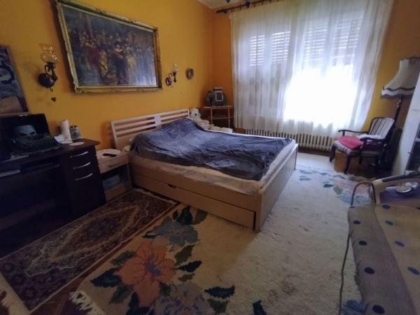 Slika 1 - U trospratnici, baš u samom centru grada, nalazi se ovaj trosobni salonski stan