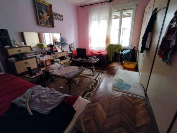 Slika 3 - U trospratnici, baš u samom centru grada, nalazi se ovaj trosobni salonski stan