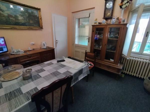 Slika 5 - U trospratnici, baš u samom centru grada, nalazi se ovaj trosobni salonski stan