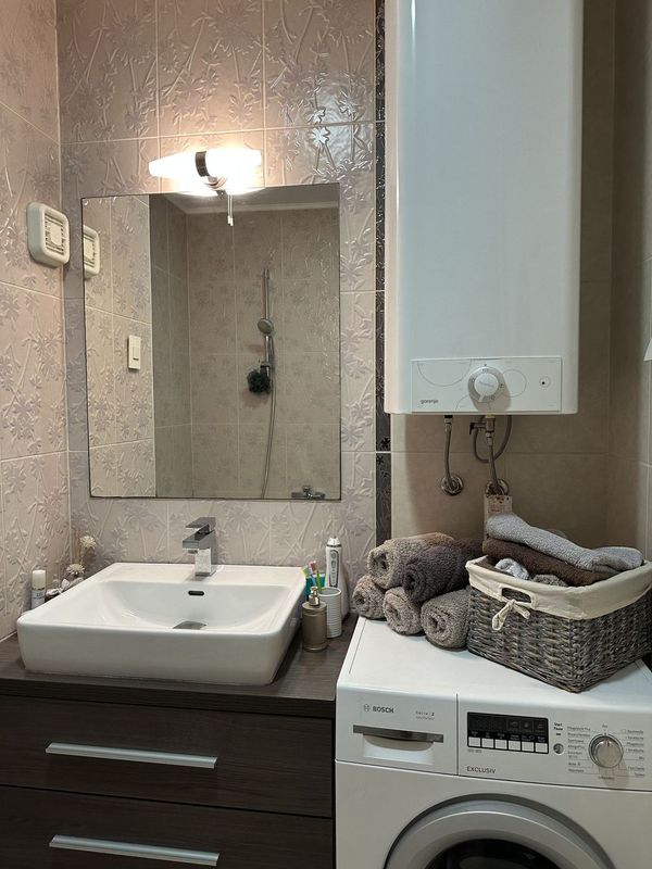 Slika 4 - Četvoroiposoban, 134m2, Grbavica Novi Sad, sa terasom, ima lift