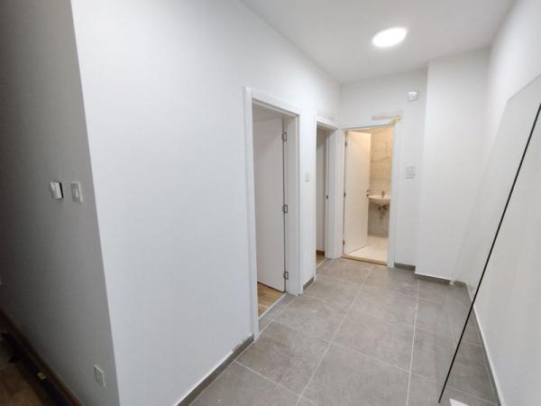 Slika 9 - Trosoban, nov, neuseljavan, Avijacija! š. 542595