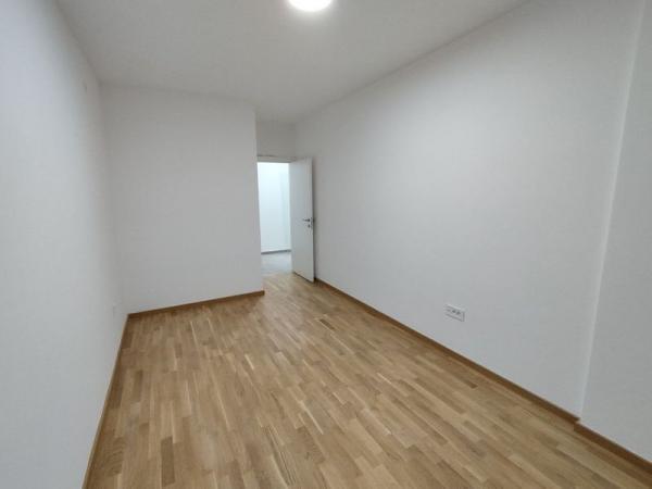 Slika 4 - Trosoban, nov, neuseljavan, Avijacija! š. 542595