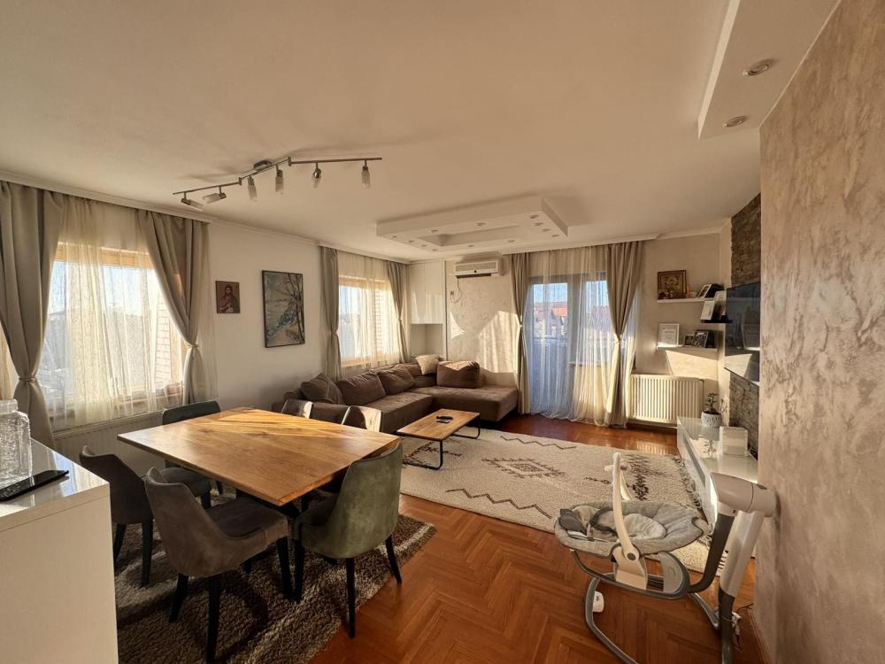 Glavna slika -Fenomenalan sa tri spavaće sobe, veoma svetao i komforan! 91m2