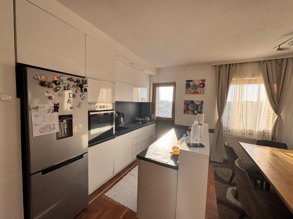 Slika 1 - Fenomenalan sa tri spavaće sobe, veoma svetao i komforan! 91m2