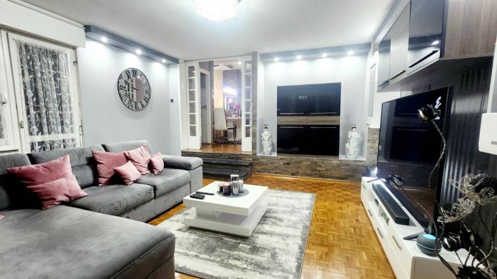 Glavna slika -Trosoban stan na Limanu 3