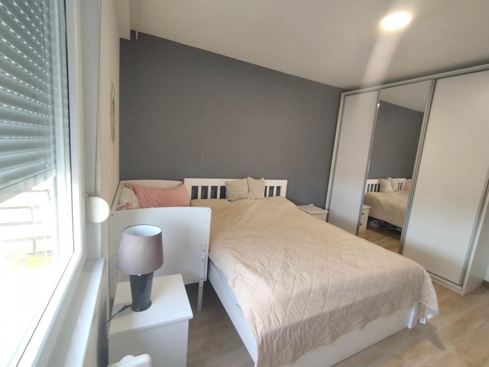 Slika 5 - Kompletno namešten dvoiposoban, Železnička stanica!