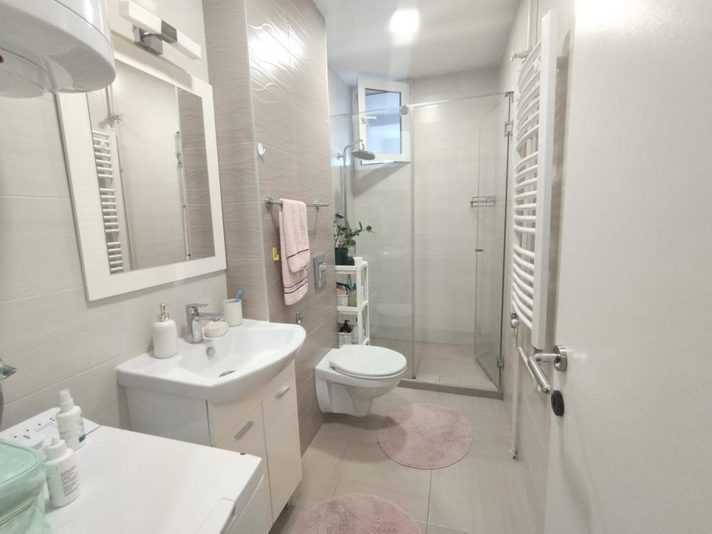 Slika 9 - Kompletno namešten dvoiposoban, Železnička stanica!