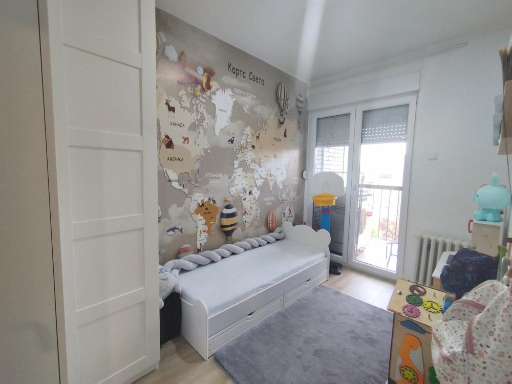 Slika 6 - Kompletno namešten dvoiposoban, Železnička stanica!