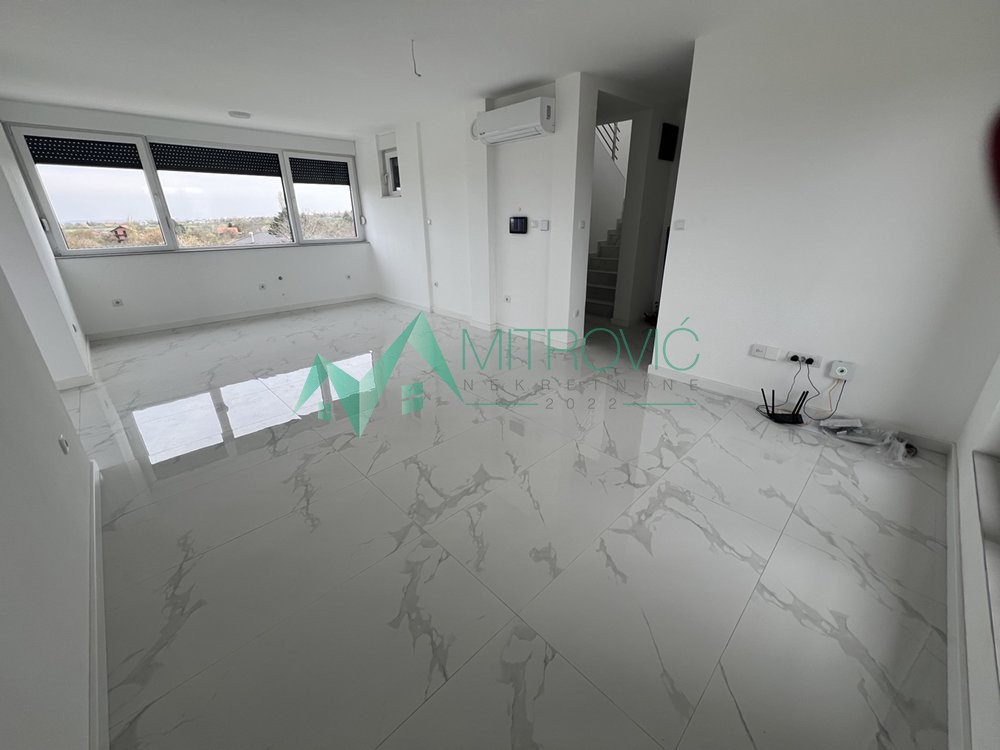 Slika 3 - Penthouse stan sa krovnom terasom i bazenom - RETKO U PONUDI! 