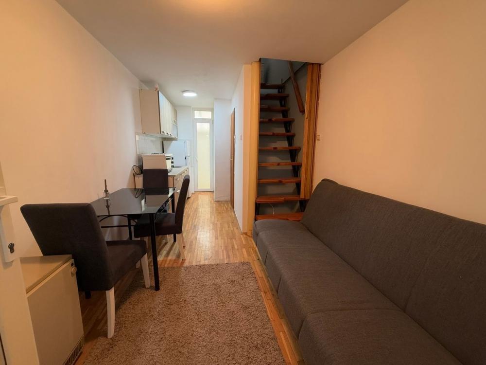 Glavna slika -Interesantan dvorišni duplex.