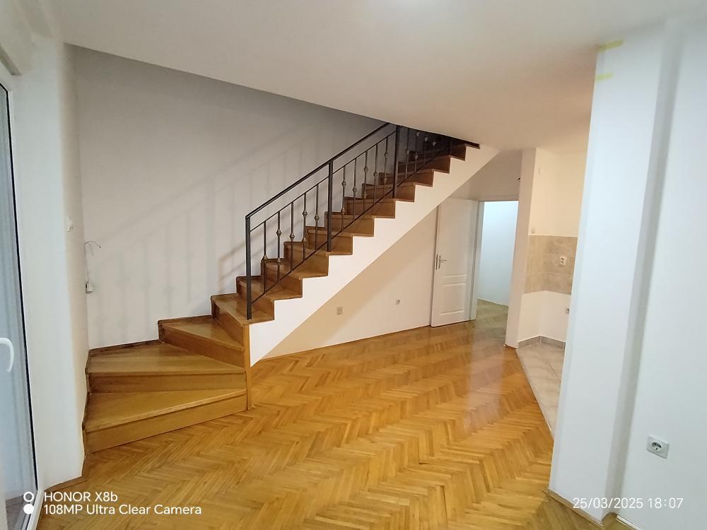 Slika 4 - Dvosoban, 54m2, Hadži Ruvimova Novi Sad, sa terasom, ima lift